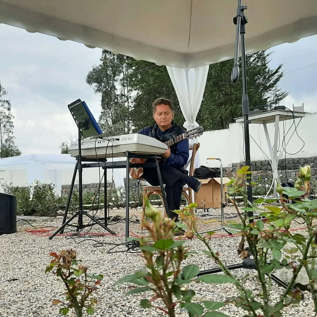 Presentación en vivo bajo carpa en boda al aire libre