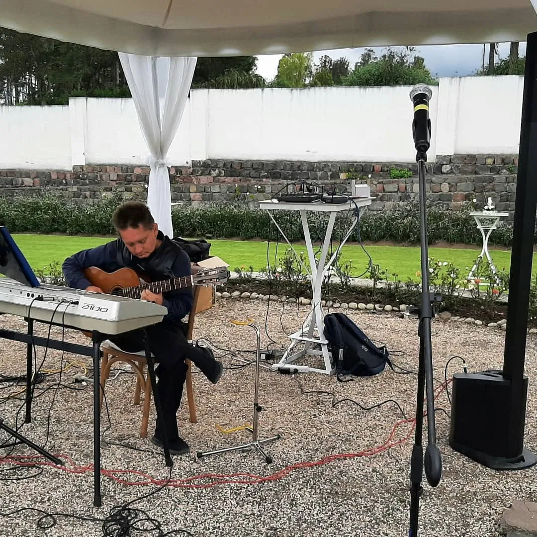 Presentación al aire libre en jardín para evento social