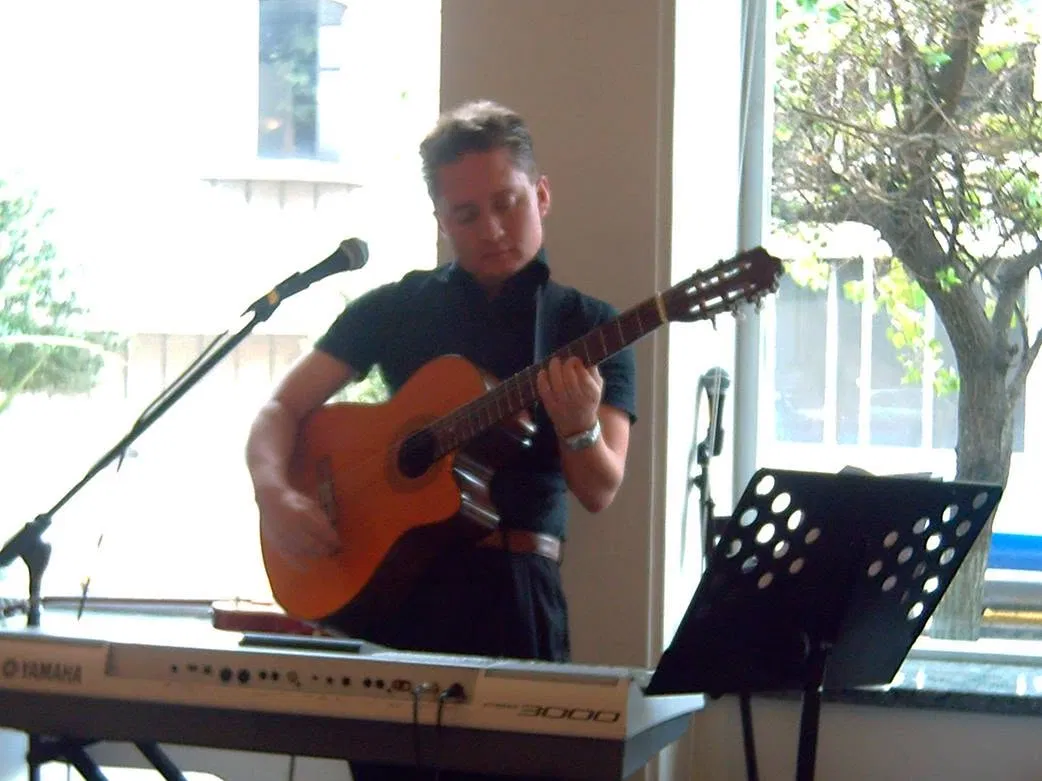 Roberth Tamayo interpretando guitarra clásica en vivo