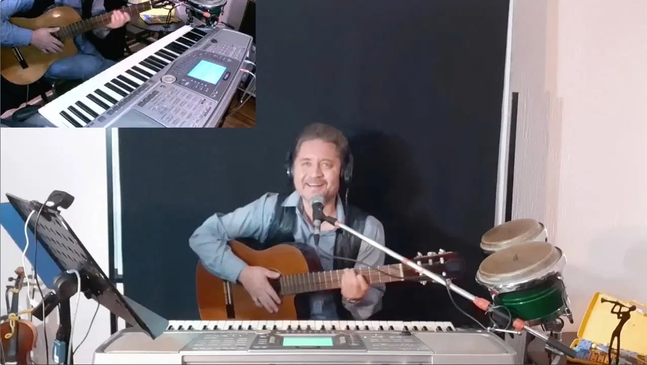 Sesión de grabación con congas, guitarra y teclado